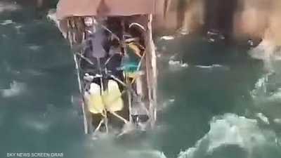 فيديو.. غواص سوري في مهمة "خطيرة" داخل قفص