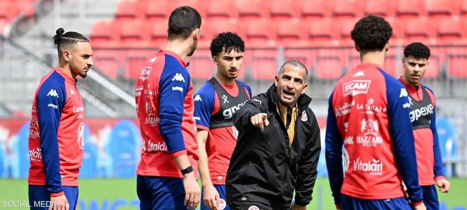 مدرب منتخب نسور قرطاج وسط اللاعبين أثناء التدريب
