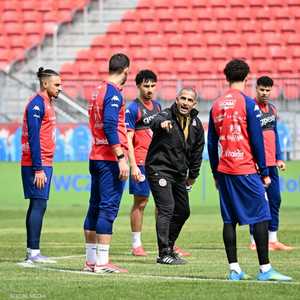 مدرب منتخب نسور قرطاج وسط اللاعبين أثناء التدريب