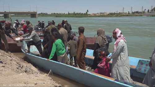 وسائل عبور بدائية تربط ضفتي الفرات في دير الزور