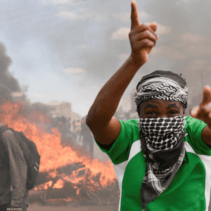 محتج ضد خطة أميركية لإقامة منشأة للحجر الصحي لمكافحة إيبولا