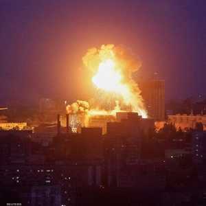 انفجار خلال ضربة صاروخية روسية وطائرة مسيرة في كييف