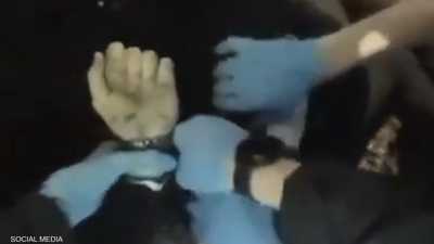 فيديو أثار غضبا في بريطانيا.. الشرطة تقيد طالبا لحظة احتضاره