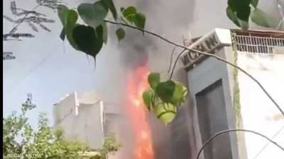 بالفيديو.. حريق مميت بأحد فنادق نيودلهي يخلف قتلى
