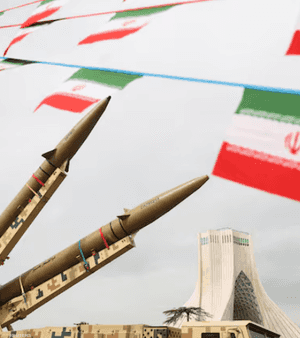 أعلام إيرانية ترفرف أمام صاروخين إيرانيين في طهران