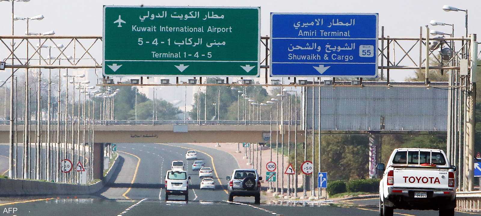 حركة مركبات على الطريق المؤدي إلى مطار الكويت الدولي