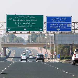 حركة مركبات على الطريق المؤدي إلى مطار الكويت الدولي