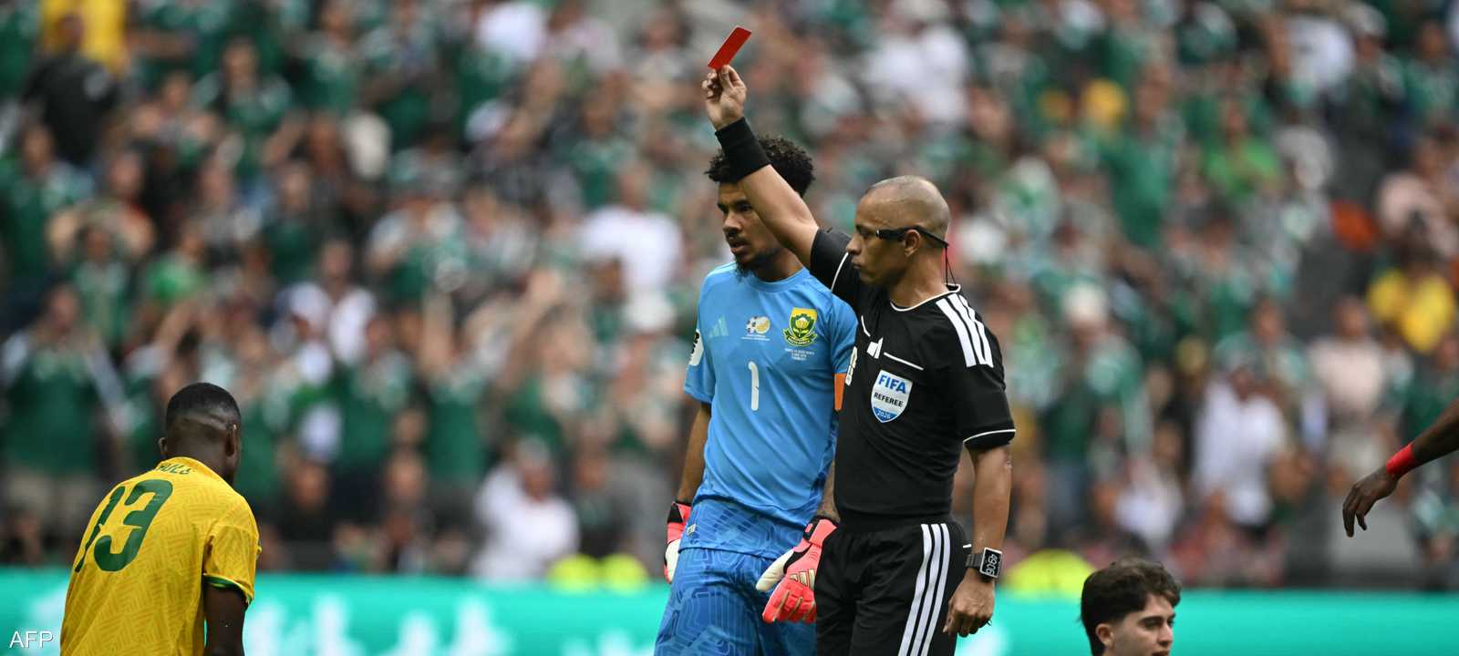 الحكم يشهر البطاقة الحمراء للاعب جنوب أفريقيا سفيبيلو سيثول
