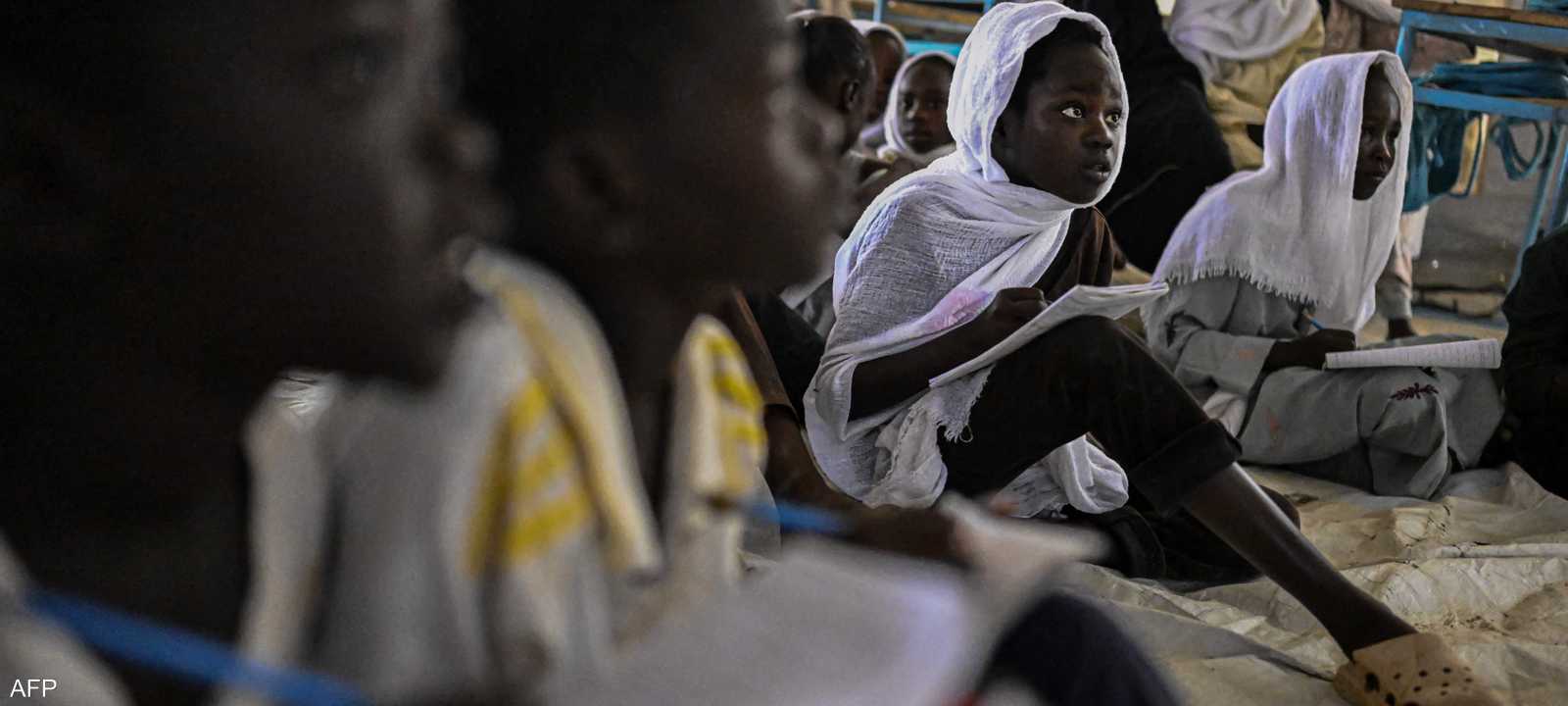 طلاب سودانيون نازحون يحضرون فصلا دراسيا