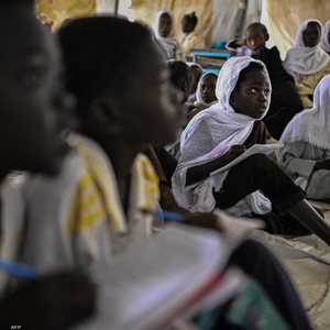 طلاب سودانيون نازحون يحضرون فصلا دراسيا