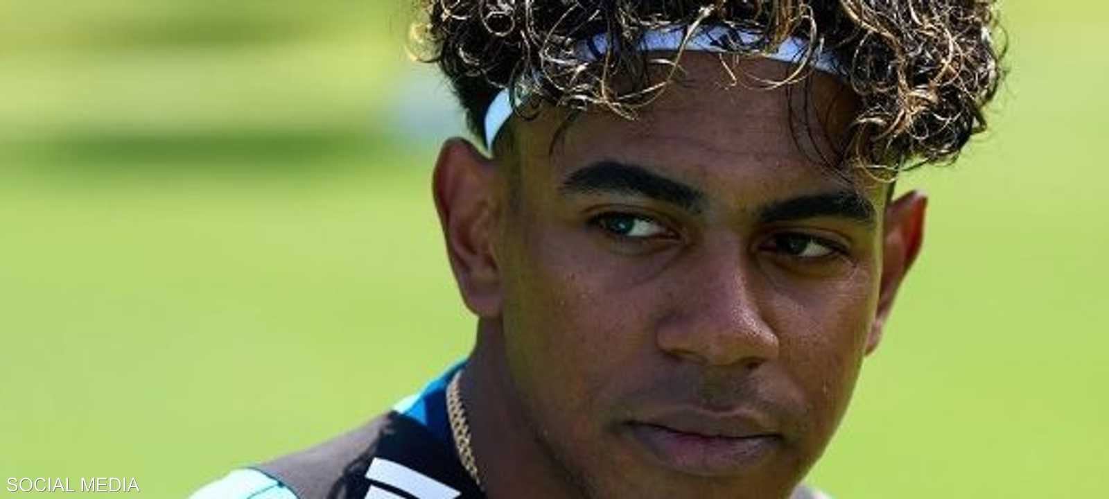 لامين يامال بسترة تدريب منتخب إسبانيا