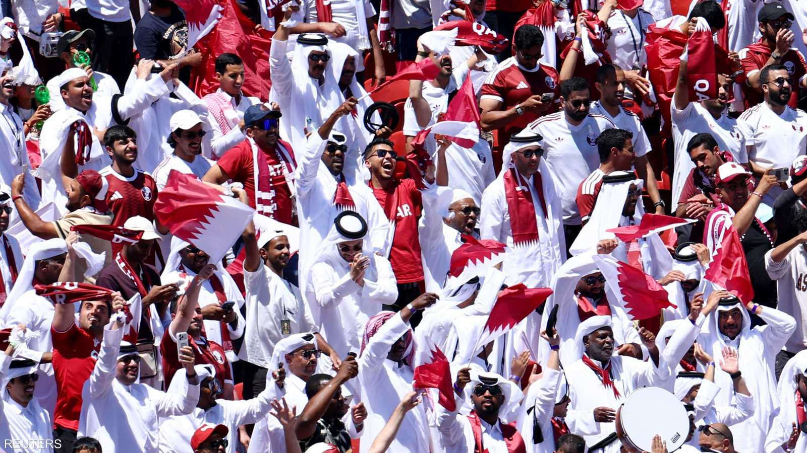 الأعلام القطرية حاضرة في مباراة "العنابي" مع سويسرا.
