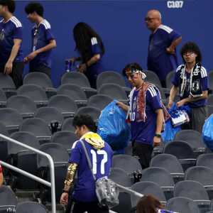 جمهور اليابان نظف المدرج عقب المباراة