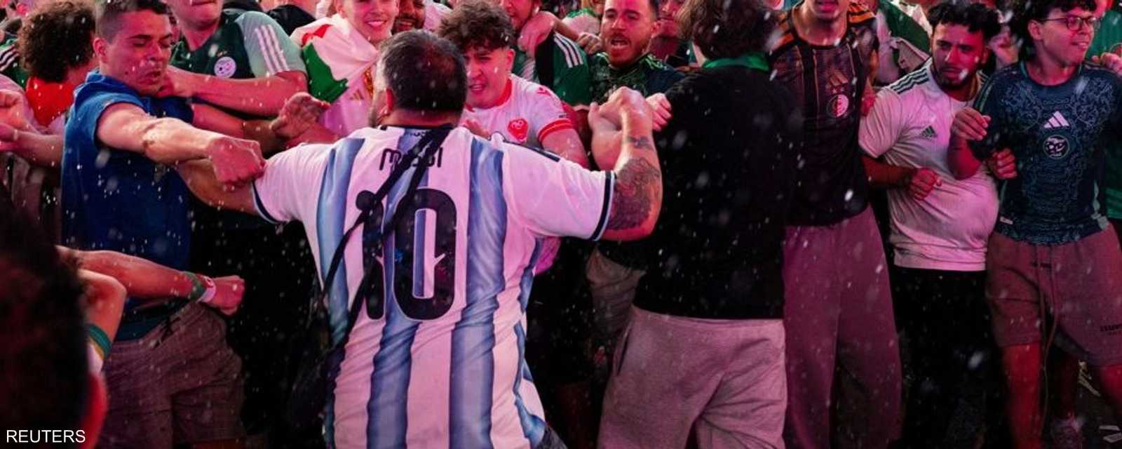 نقلت نيويورك بوست عن شرطة نيويورك أن المشادات بدأت بتلاسن وتبادل للإشارات النابية والإهانات اللفظية بين المجموعتين قبل أن يتحول الأمر سريعا إلى تشابك بالأيدي وركل ودفع متبادل، واستخدام العصي.