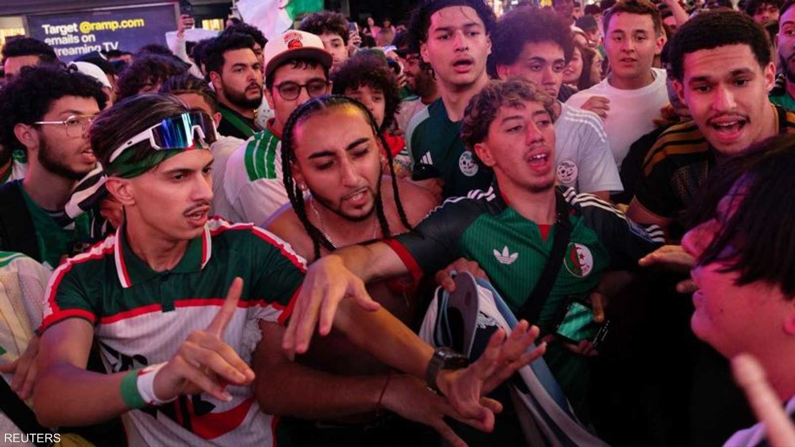 ألقت شرطة نيويورك القبض على أحد المشجعين ووجهت إليه استدعاءً جنائيا بتهمة السلوك الفوضوي والإخلال بالأمن العام.