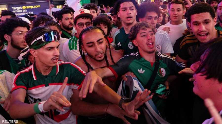 ألقت شرطة نيويورك القبض على أحد المشجعين ووجهت إليه استدعاءً جنائيا بتهمة السلوك الفوضوي والإخلال بالأمن العام.