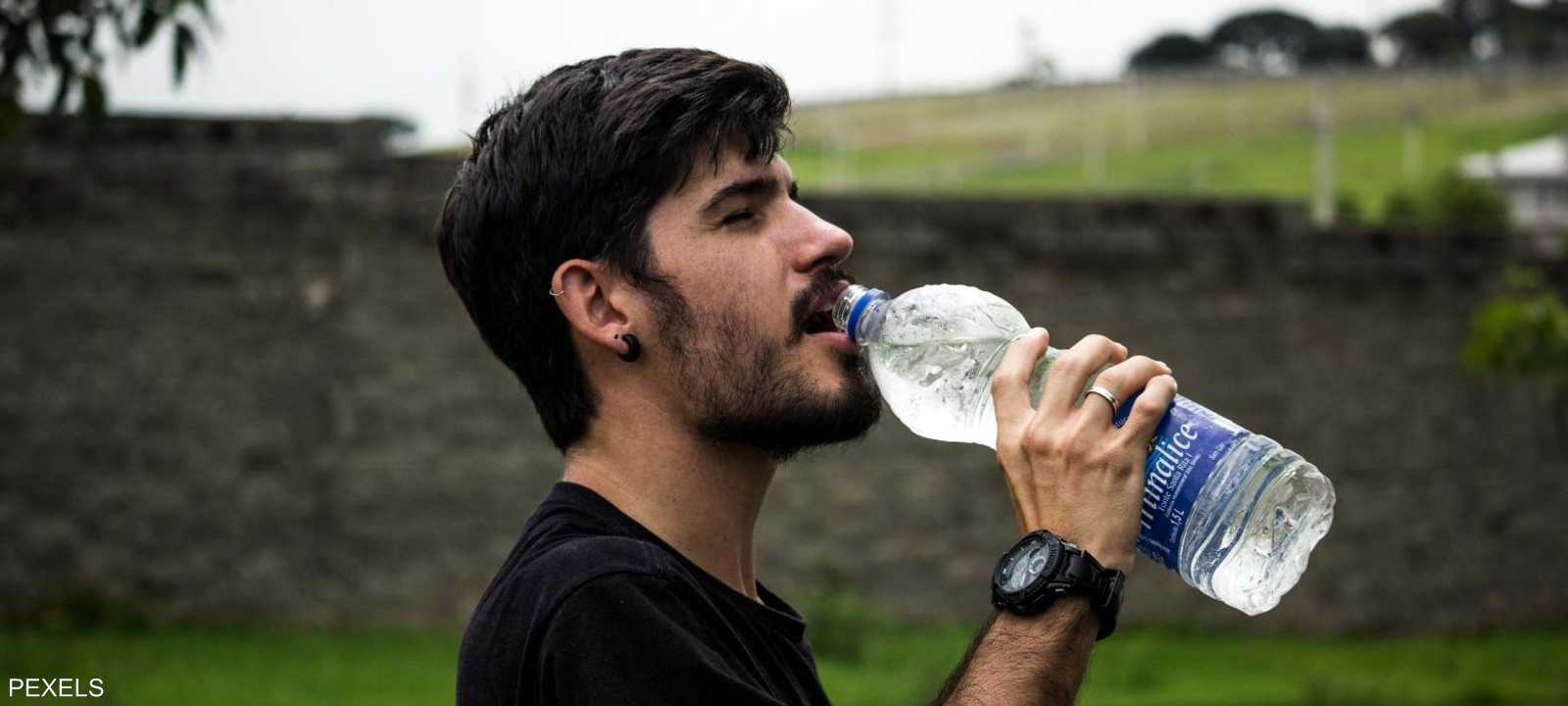 وينصح الخبراء بشرب كمية كافية من الماء لتجنب الجفاف