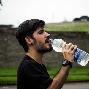وينصح الخبراء بشرب كمية كافية من الماء لتجنب الجفاف