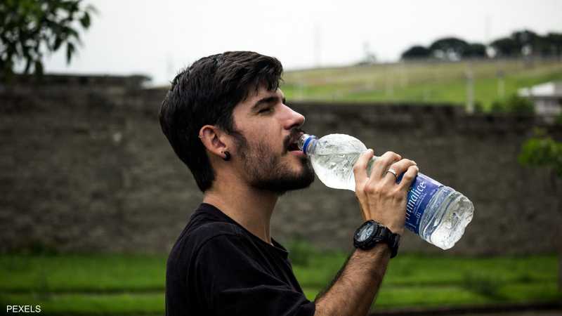 وينصح الخبراء بشرب كمية كافية من الماء لتجنب الجفاف
