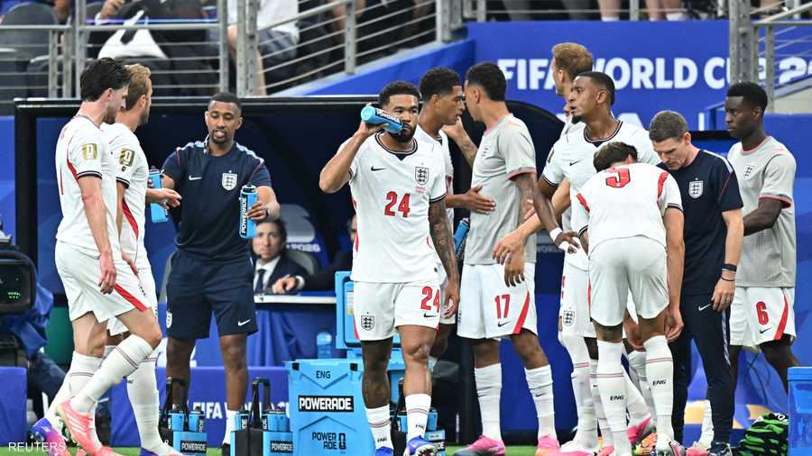 كان بعض مشجعي إنجلترا أعلنوا على ⁠مواقع التواصل أنهم سيعترضون خلال لقاء كرواتيا، ⁠وبدأت صيحات الاستهجان من مشجعي الفريقين بمجرد أن ⁠أطلق الحكم صفارته للإشارة إلى الاستراحة في الدقيقة 22.