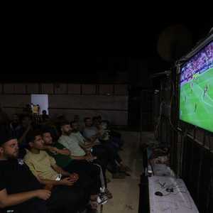 جمهور يشاهد مباراة في غزة