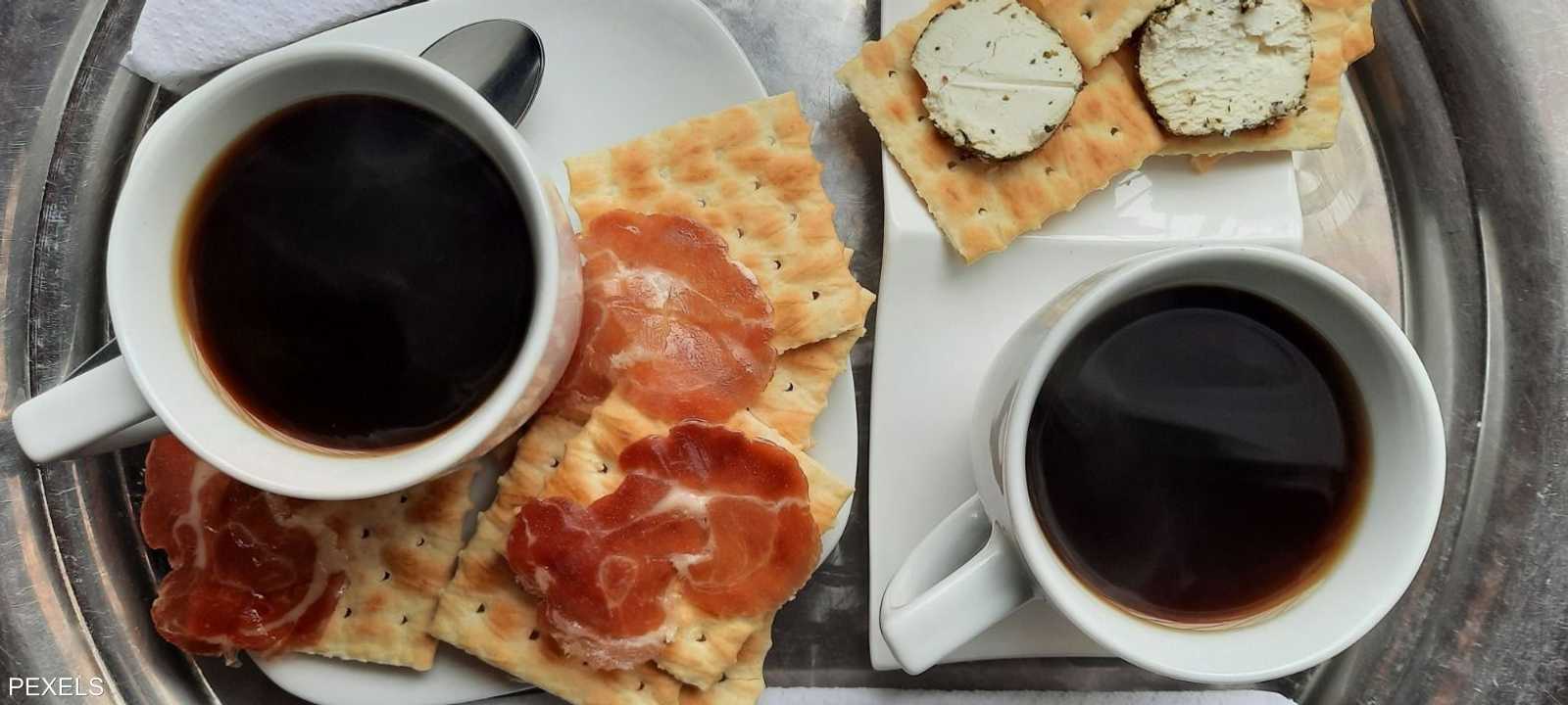 القهوة قبل الإفطار أم بعده لكل خيار فوائده