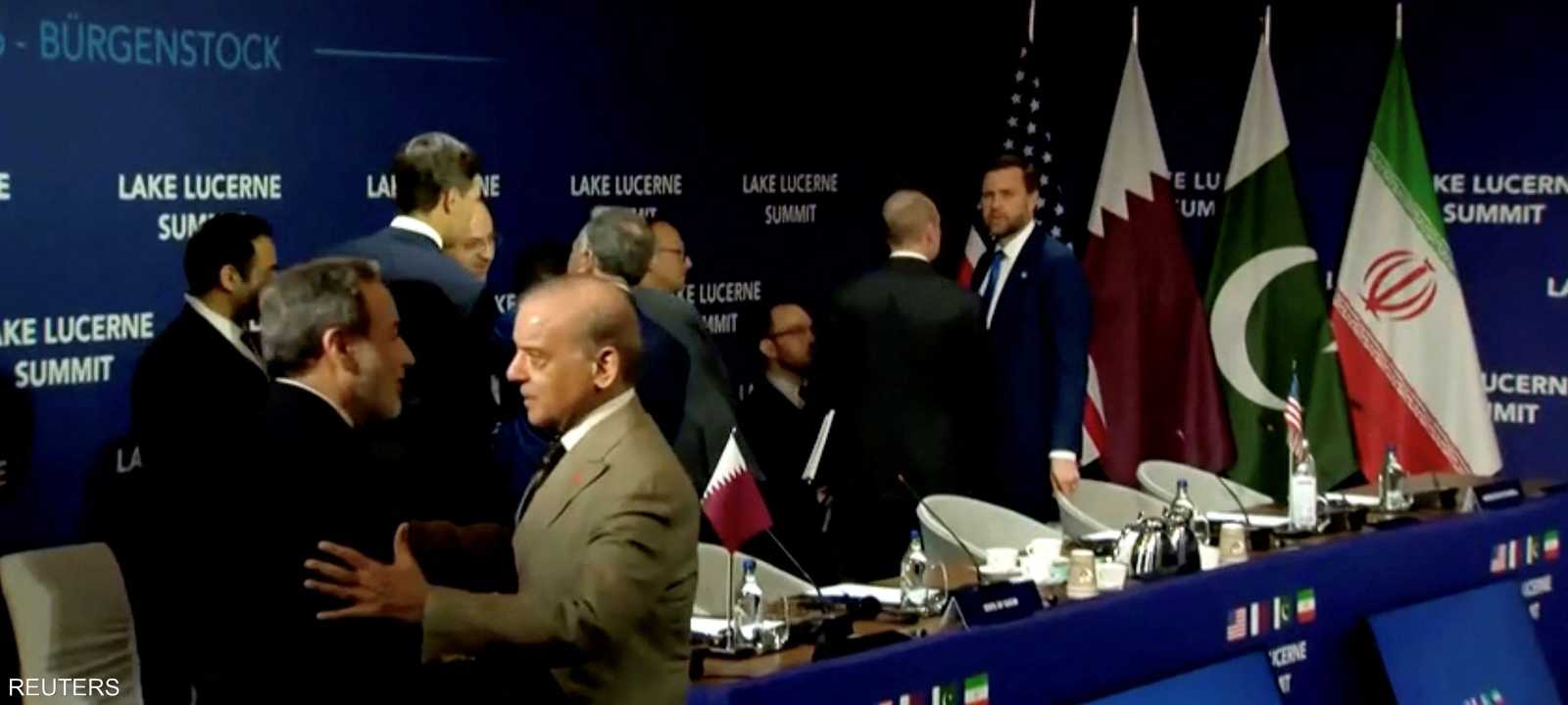 الجولة بدأت من دون مصافحة بين وفدي واشنطن وطهران
