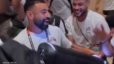 بالفيديو.. محمد صلاح يرقص في شوارع كندا