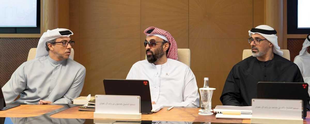 طحنون بن زايد يترأس اجتماع مجلس الشؤون الاستثمارية بأبوظبي