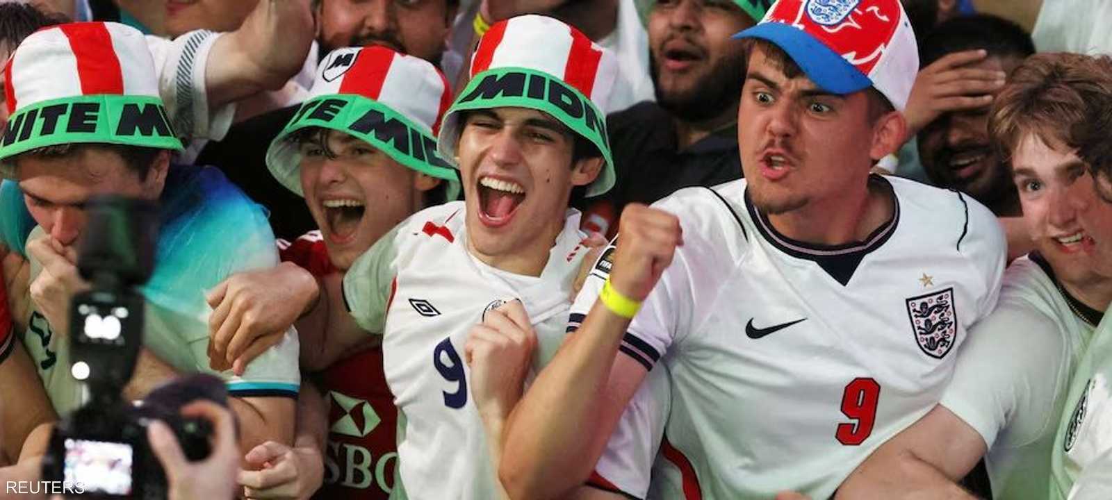 ورصد عدد من الأطفال في سن الدراسة بين الجماهير