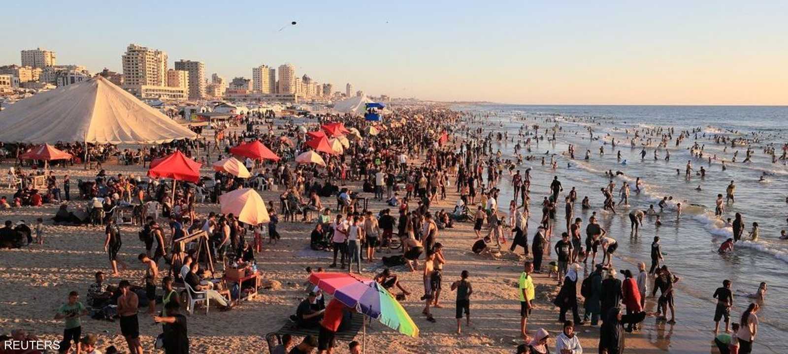 يهرب سكان قطاع غزة من خيام النزوح الخانقة إلى شاطئ البحر