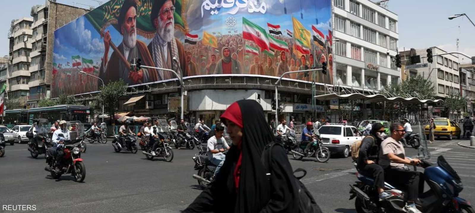 لوحة إعلانية تحمل صورة الخميني وخامنئي في أحد شوارع طهران