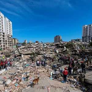 فرق الإنقاذ تبحث عن جثث تحت أنقاض مبنى منهار في لا جوايرا