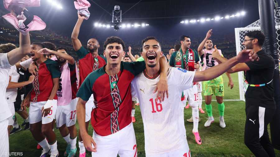 فرحة لاعبي المغرب بعد التأهل لدور الستة عشر
