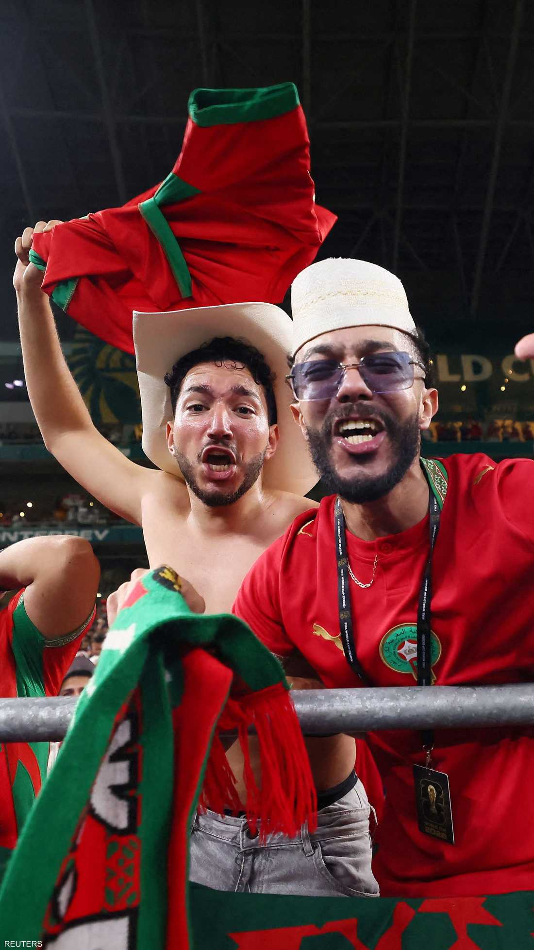 فرحة الجماهير المغربية في الملعب بعد الفوز على هولندا