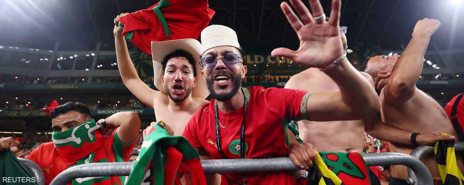فرحة الجماهير المغربية في الملعب بعد الفوز على هولندا