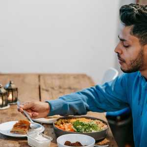 يعتقد كثيرون أن الشعور بالجوع بعد تناول الطعام أمر غريب