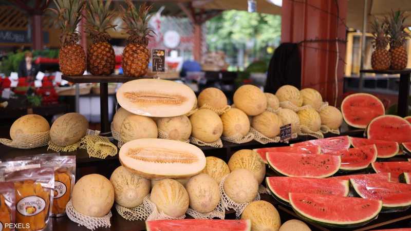 يعرف البطيخ الأحمر والشمام بارتفاع محتواهما من الماء