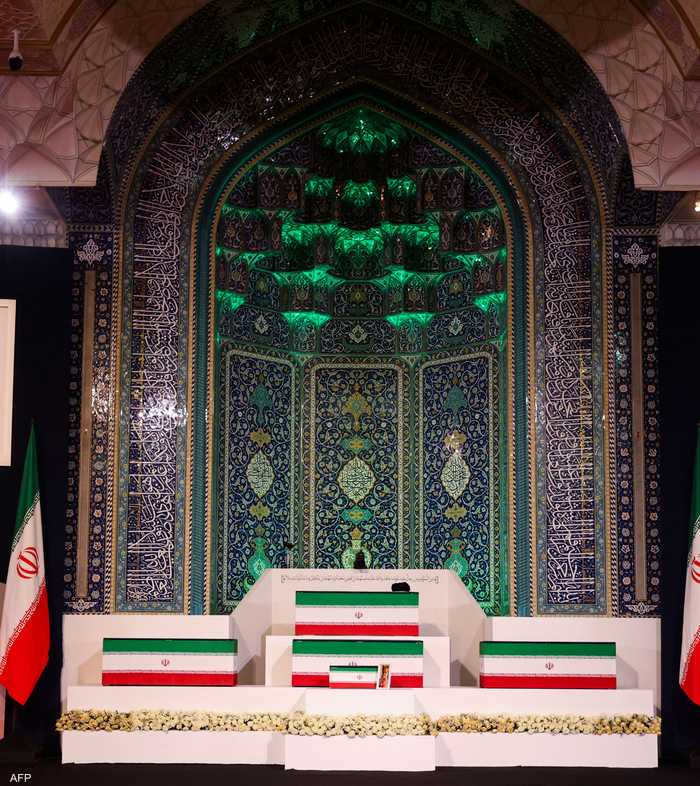 جثامين علي خامنئي وأفراد عائلته في المصلى الكبير بطهران
