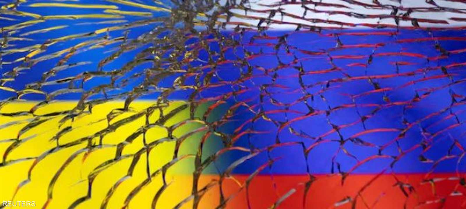 علما ورسيا وأوكرانيا خلف زجاج مهشم في صورة توضيحية (أرشيف)