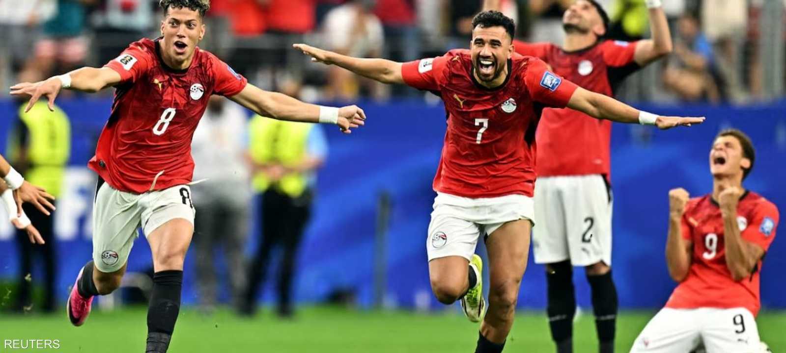 تريزيجيه وزميله إمام عاشور يحتفلان بالتأهل