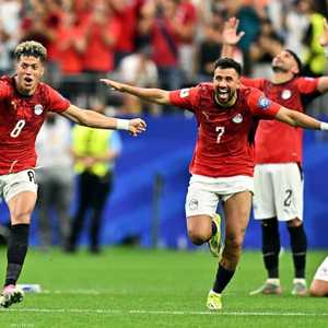 تريزيجيه وزميله إمام عاشور يحتفلان بالتأهل