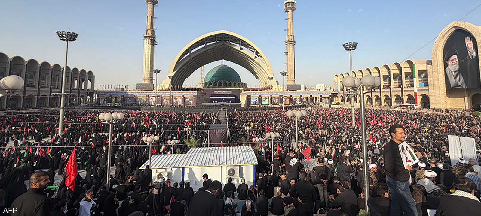 تجمع مشيعون في مصلى طهران الكبير