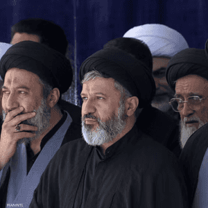 أبناء خامنئي في جنازة المرشد الراحل