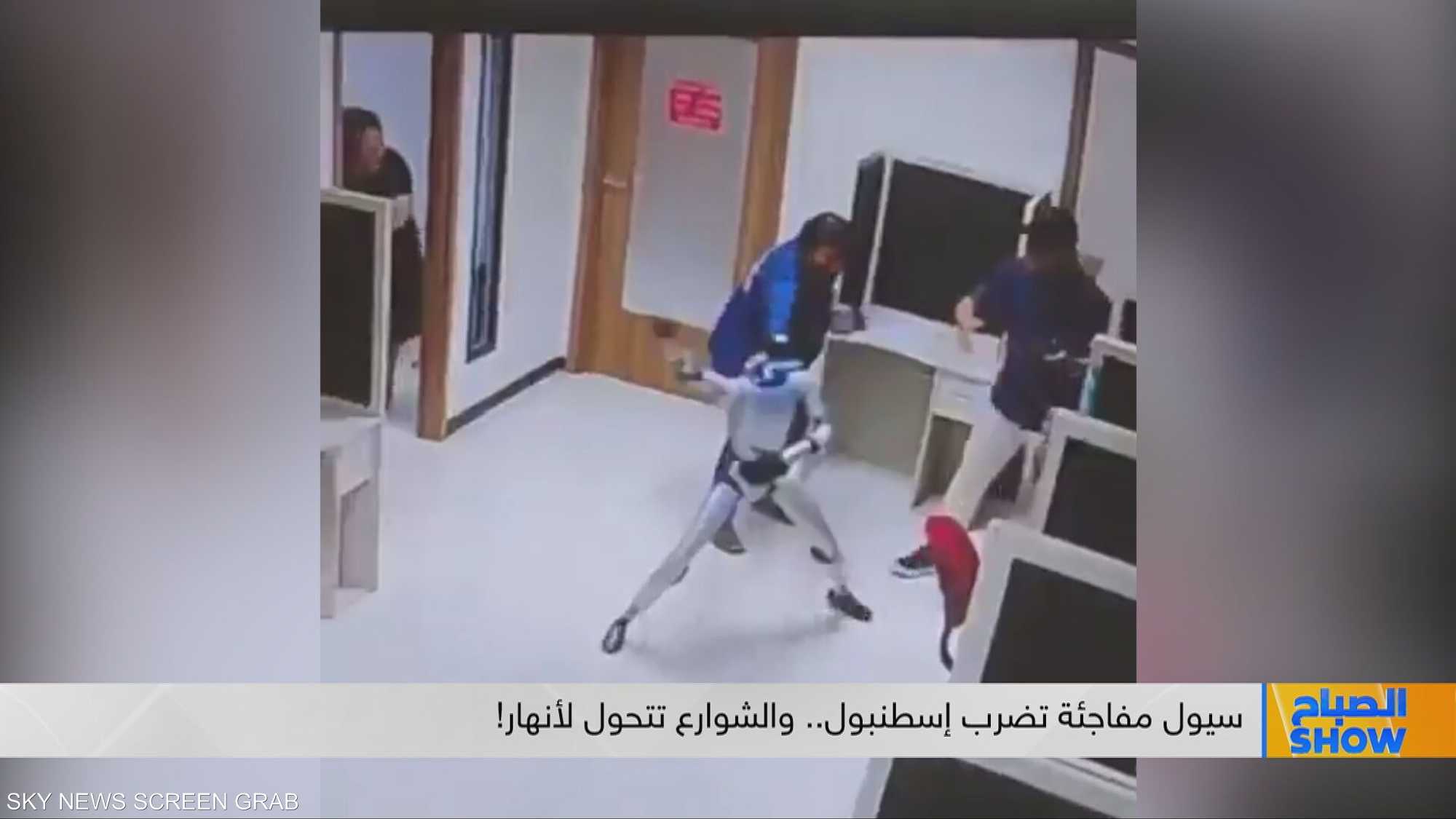 أبرز مواضيع الترند.. روبوت بشري يهاجم مطوريه بحركات كونغ فو