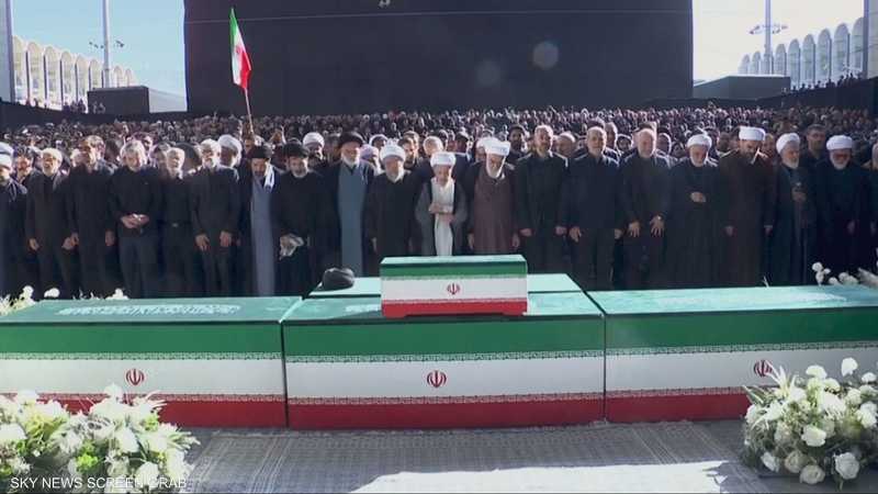 مجتبى خامنئي يغيب عن جنازة والده رغم حضور ثلاثة من أشقائه