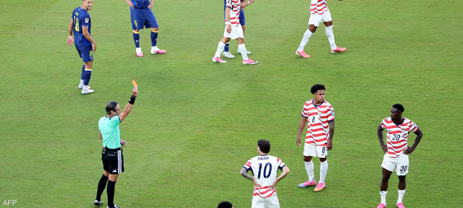 الحكم رافائيل كلاوس يشهر البطاقة الحمراء في وجه بالوغون
