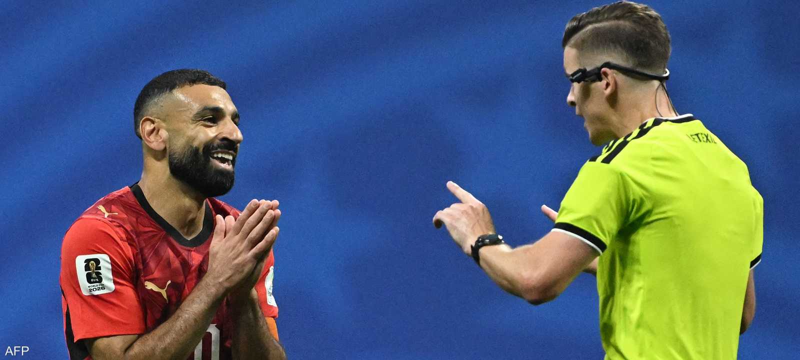 صلاح يتحدث إلى الحكم الفرنسي