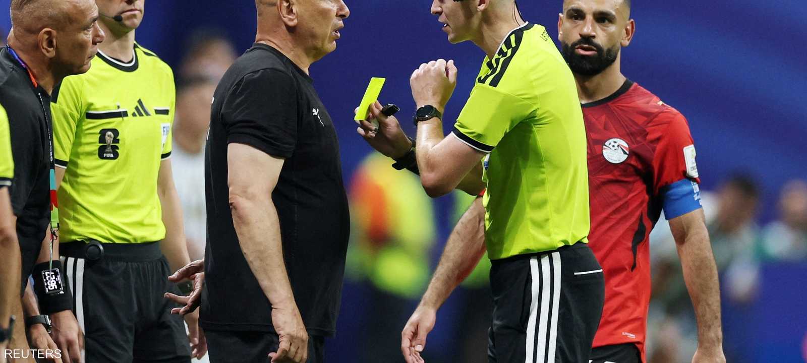 شهد اللقاء عددا من القرارات التحكيمية التي أثارت جدلا
