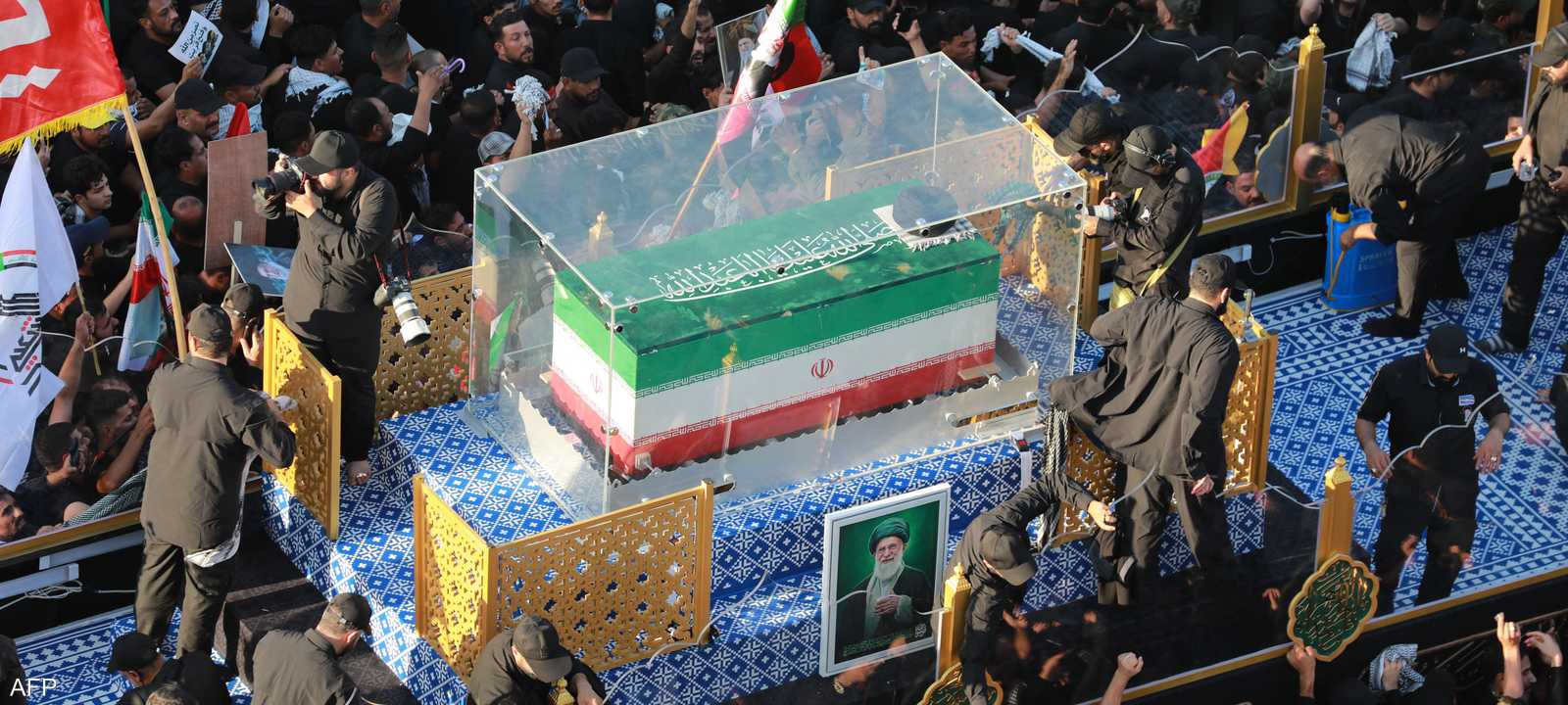 حملت شاحنة نعش خامنئي ملفوفا بالعلم الإيراني